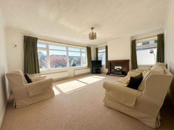 3 bed property, in Bannings Vale, £425,000