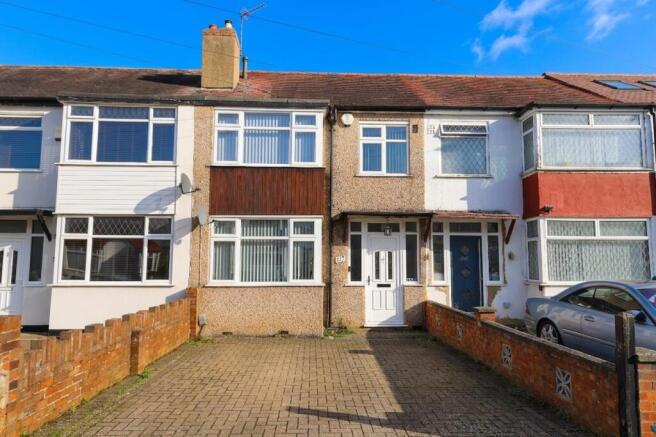3 bed property, in Midhurst Gardens, £500,000