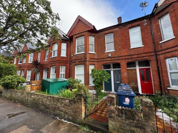 2 bed property, in Murray Road, £465,000