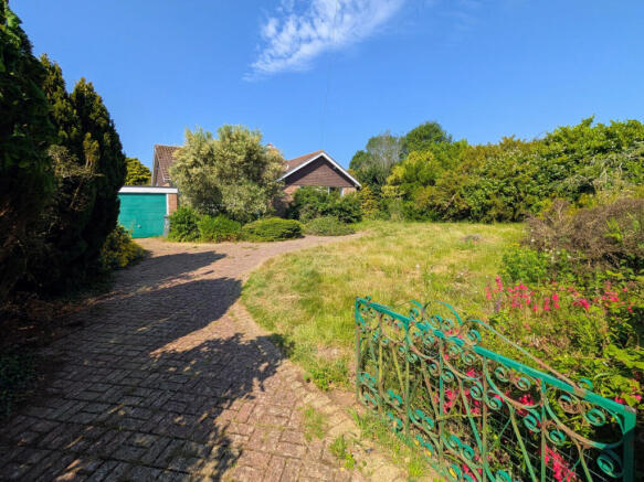 2 bed property, in Farriers Way, £325,000