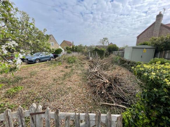 4 bed property, in High Street, £150,000
