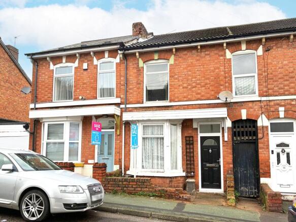 3 bed property, in Rayleigh Road, £130,000