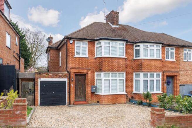 3 bed property, in Lower Kenwood Avenue EN2, £799,995
