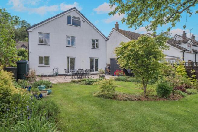 5 bed property, in Orchard Close, £500,000