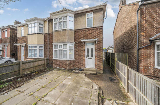 3 bed property, in Douglas Crescent, £325,000