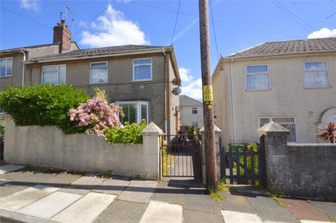 2 bed property, in Moorfield Avenue, £125,000