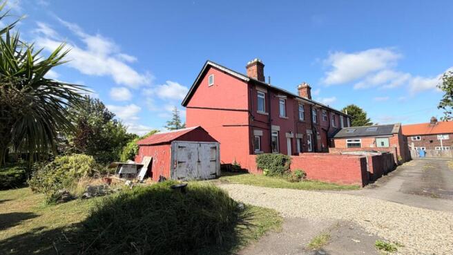 2 bed property, in Railway Cottages, £165,000