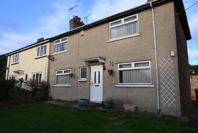 3 bed property, in Rhosrhedyn, £150,000