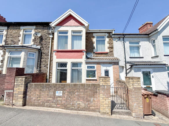 2 bed property, in Upper Wood Street, £140,000