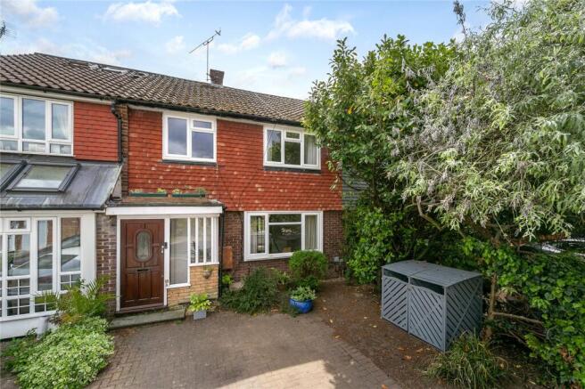 3 bed property, in Vivienne Close, £900,000