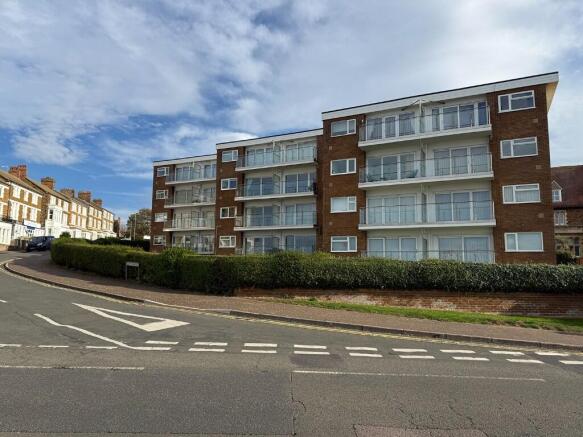 2 bed property, in Cliff Court, £225,000