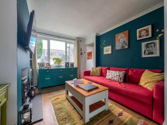 2 bed property, in First Avenue, £385,000