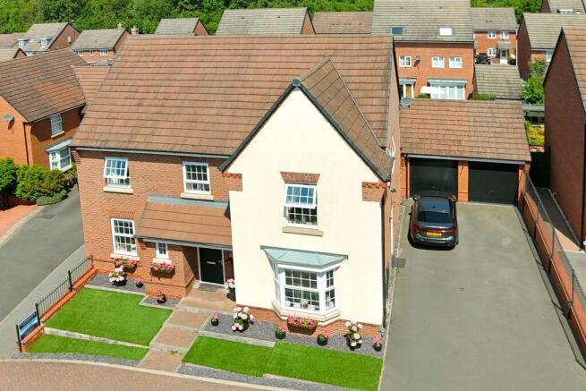 5 bed property, in Juniper Way, £570,000
