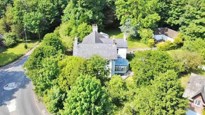 4 bed property, in Lodge Lane, £925,000