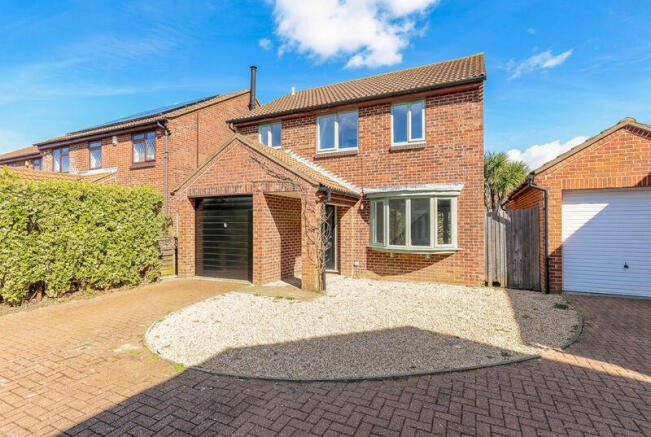 4 bed property, in Grassymead, £449,950
