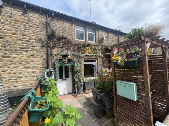 2 bed property, in Vicars Row, £150,000