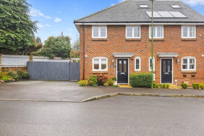 2 bed property, in Bramble Way, £425,000