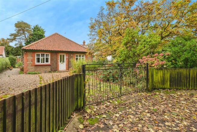 3 bed property, in Burgh Road, £125,000