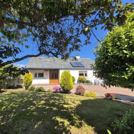 4 bed property, in Moss Road, £300,000