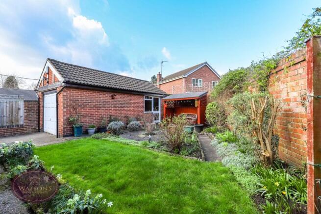 2 bed property, in Broxtowe Lane, £200,000