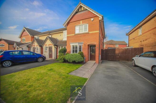 2 bed property, in Abbeydale Close, £300,000