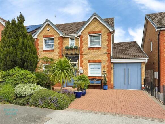 4 bed property, in Goldcrest Rise, £350,000