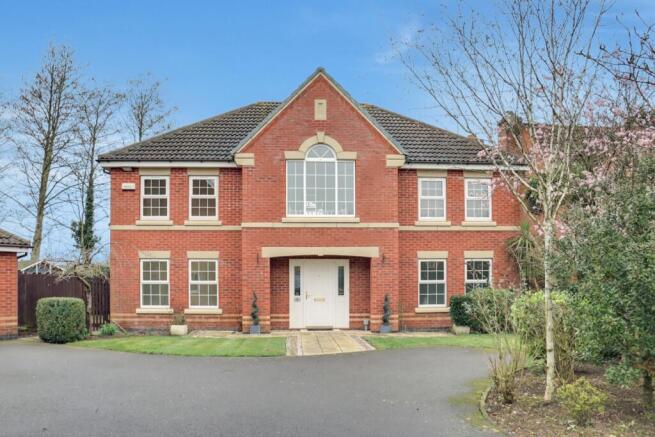 5 bed property, in Plantagenet Way, £650,000