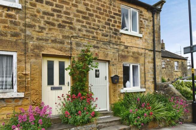 2 bed property, in Main Street, £250,000