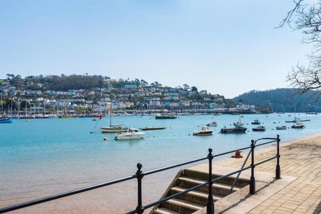2 bed property, in North Embankment, £310,000