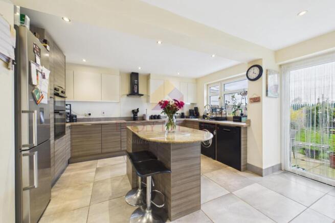 4 bed property, in Sherwood Way, £465,000