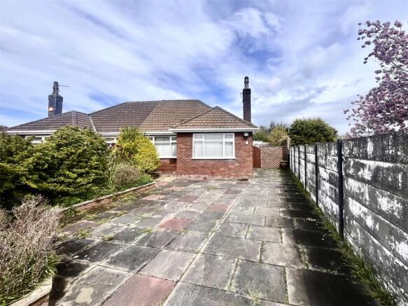 2 bed property, in Poolside Walk, £190,000