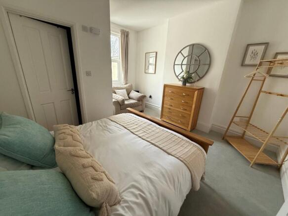 5 bed property, in Garfield Road, £290,000