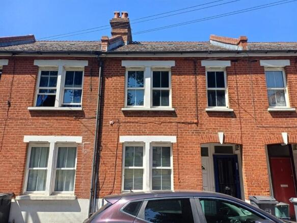 2 bed property, in Henderson Road, £180,000