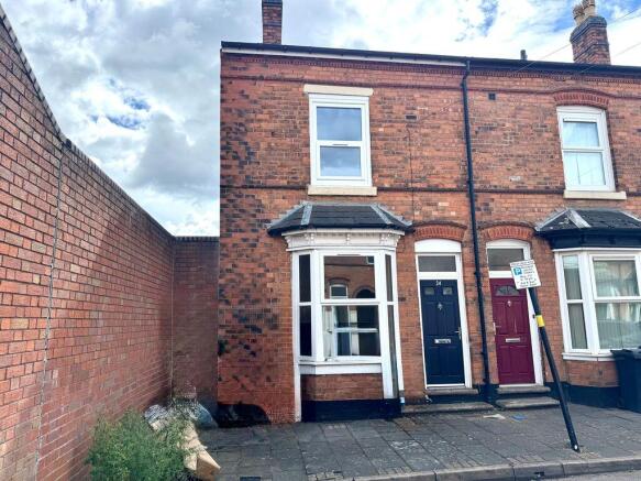 2 bed property, in London Road, £65,000