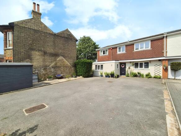 5 bed property, in London Road, £500,000