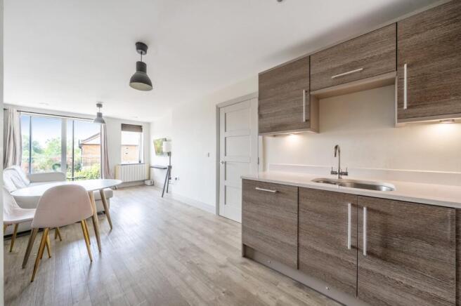 1 bed property, in Ellerton Road, £325,000