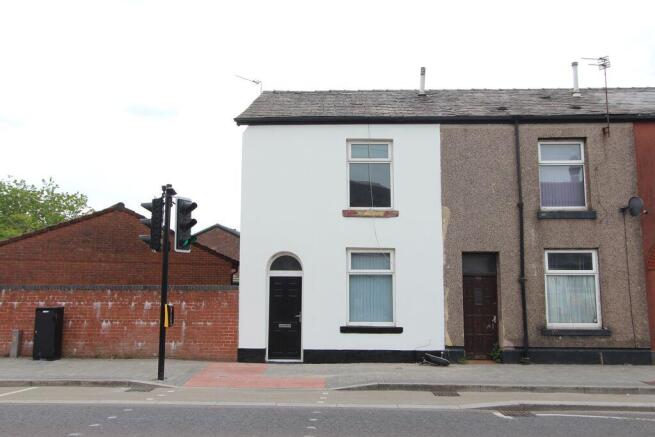 2 bed property, in Manchester Road, £115,000