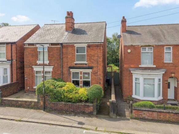 2 bed property, in Alexandra Road West, £190,000