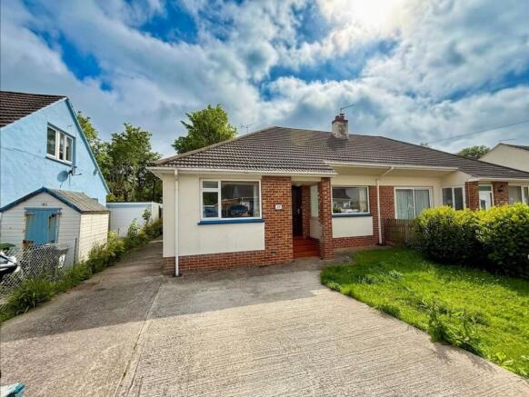 3 bed property, in Manor Drive, £300,000