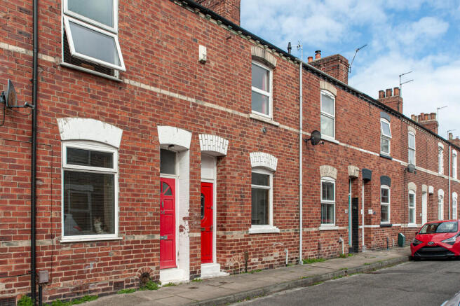 2 bed property, in Carnot Street, £180,000