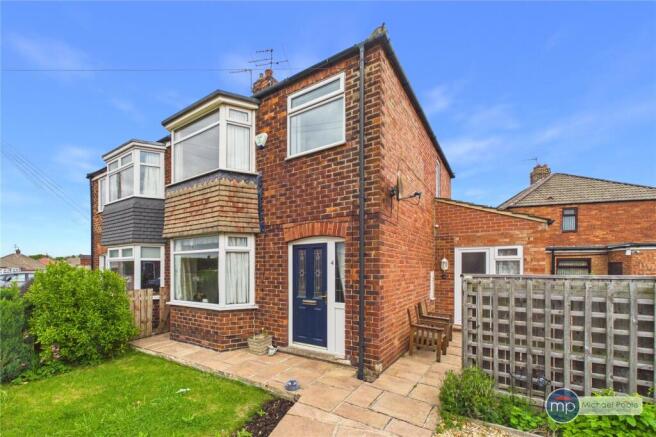 3 bed property, in Highfield Road, £200,000