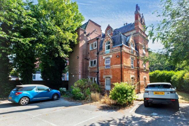 1 bed property, in Princes Avenue, £60,000