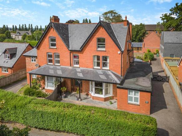 5 bed property, in Blundells Avenue, £750,000