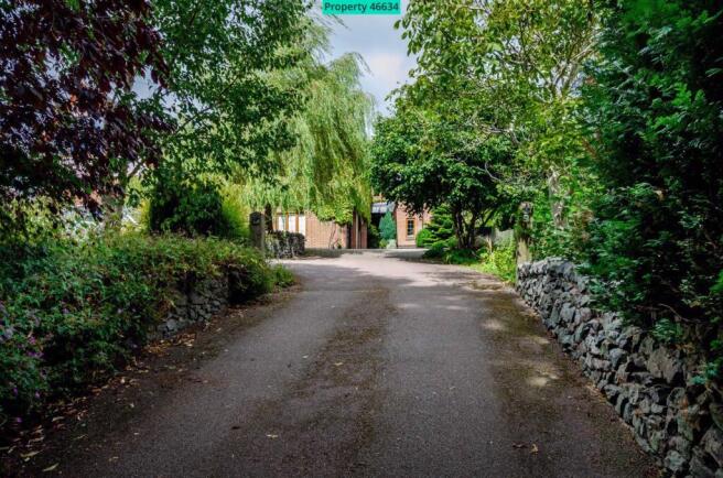 6 bed property, in Wayside, £750,000