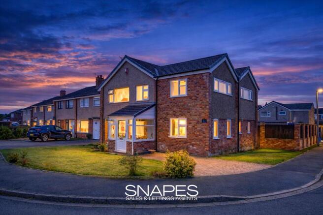 5 bed property, in Waverley Drive, £595,000