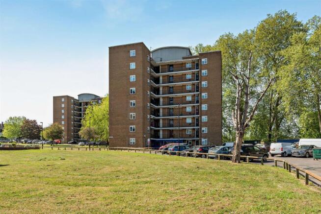 2 bed property, in Porthcawe Road, £170,000