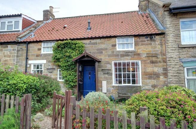 2 bed property, in High Cote, £237,000