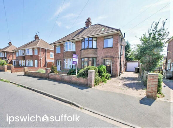 3 bed property, in Ashcroft Road, £240,000