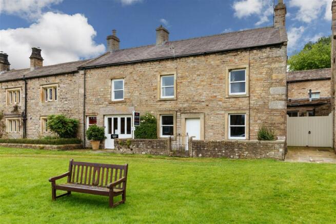 4 bed property, in Moorside, £600,000