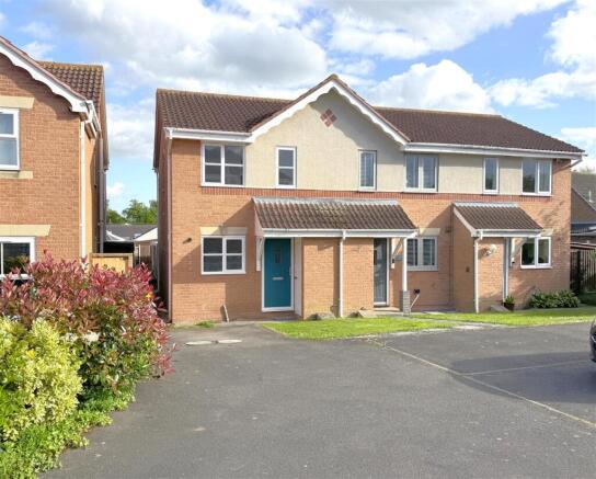 2 bed property, in Butlers Field, £195,000